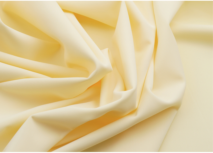 Butter-Yellow-Najmodniejszy-Kolor-Sezonu-Lato-2025-I-Stroj-Kapielowy-Ktory-Musisz-Miec Butter Yellow – Najmodniejszy Kolor Sezonu Lato 2025 (I Strój Kąpielowy, Który Musisz Mieć!